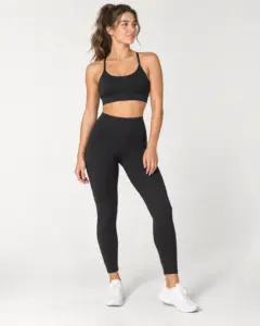 Conjunto deportivo negro